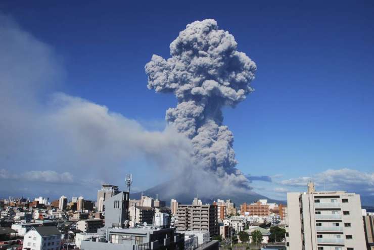 FOTO: Spektakularen izbruh vulkana na Japonskem