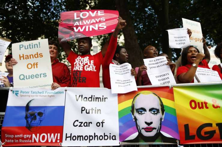 Ruski parlament bo razpravljal o odvzemu starševskih pravic gejem