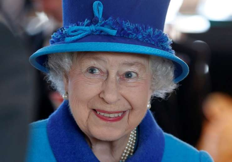 Kraljica Elizabeta II. ostala brez umivalca rok