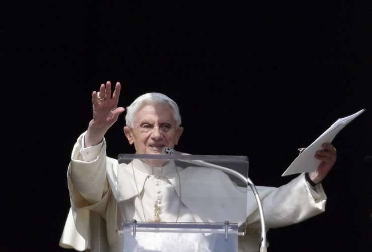 Papež bo imel po odstopu 2500 evrov pokojnine