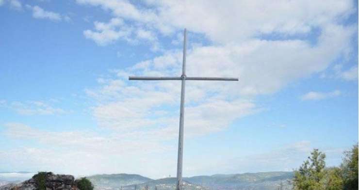 Srbi na hribu nad Sarajevom postavili velik križ 