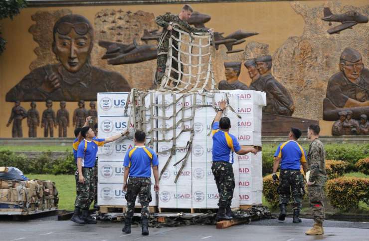 ZN priznali, da žrtve tajfuna na Filipinih pomoč dobivajo prepočasi