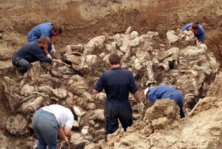 Za pokol v Srebrenici grozi srbskemu generalu dosmrtna kazen