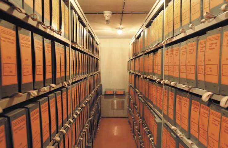 SDS zbira podpise proti »zaprtju arhivov«