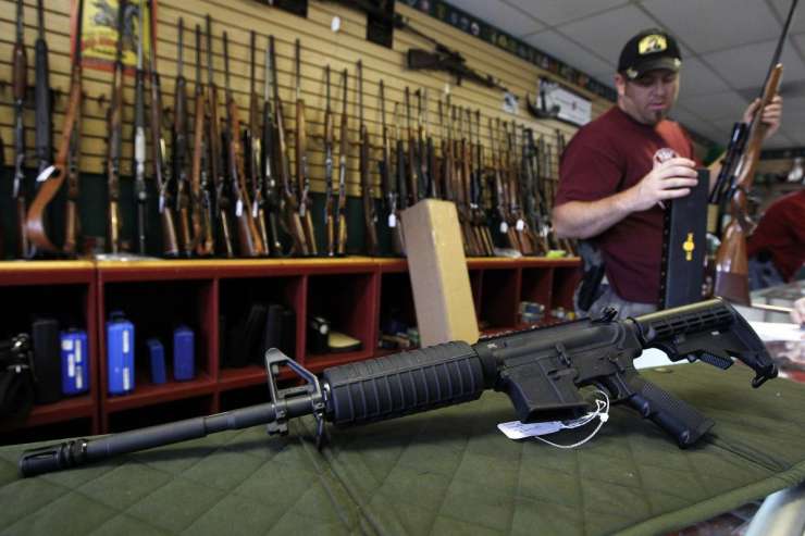 Prodaja orožja po pokolu v Koloradu opazno porasla