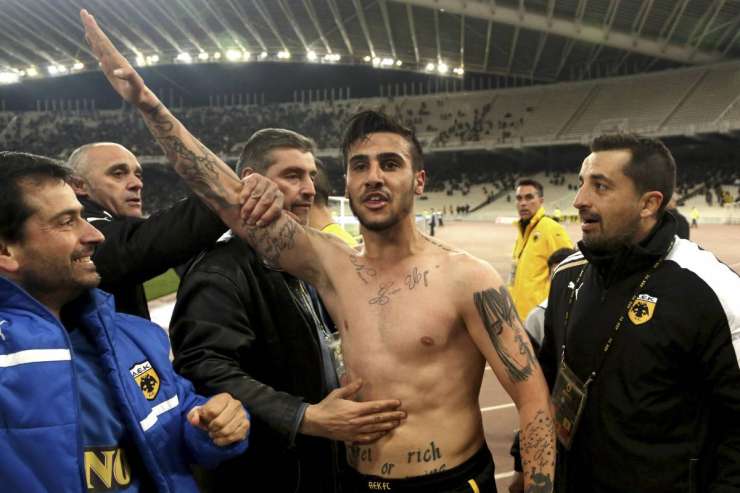 Grški nogometaš zaradi nacističnega pozdrava za vselej odletel iz reprezentance
