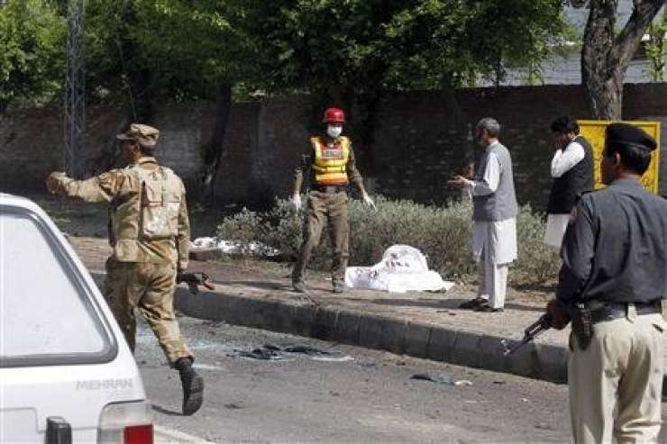 V samomorilskem napadu na mošejo v Pakistanu več mrtvih