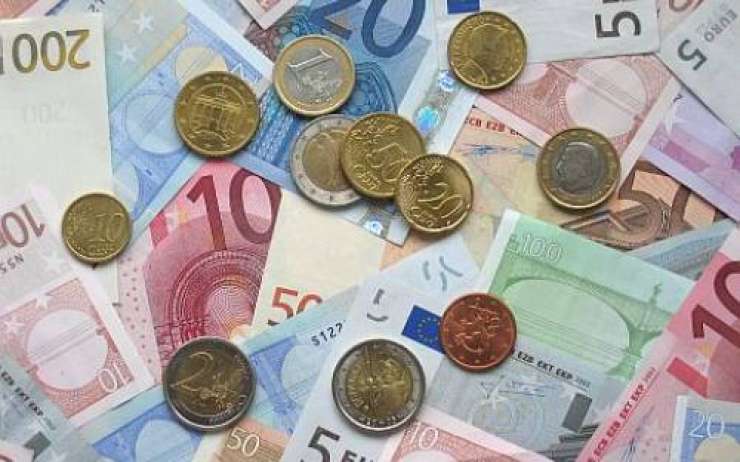 Julija povprečna plača v Sloveniji navzgor
