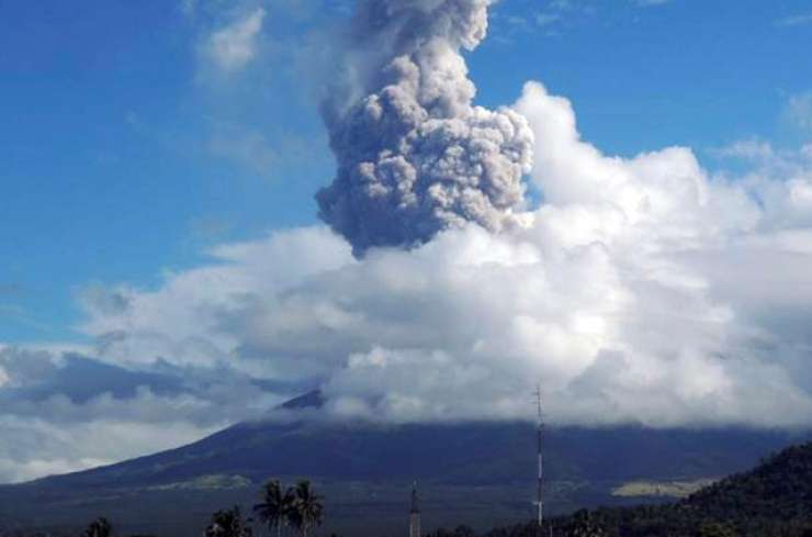 Izbruh vulkana presenetil turiste med vzponom, strupeni plini usodni ze pet ljudi
