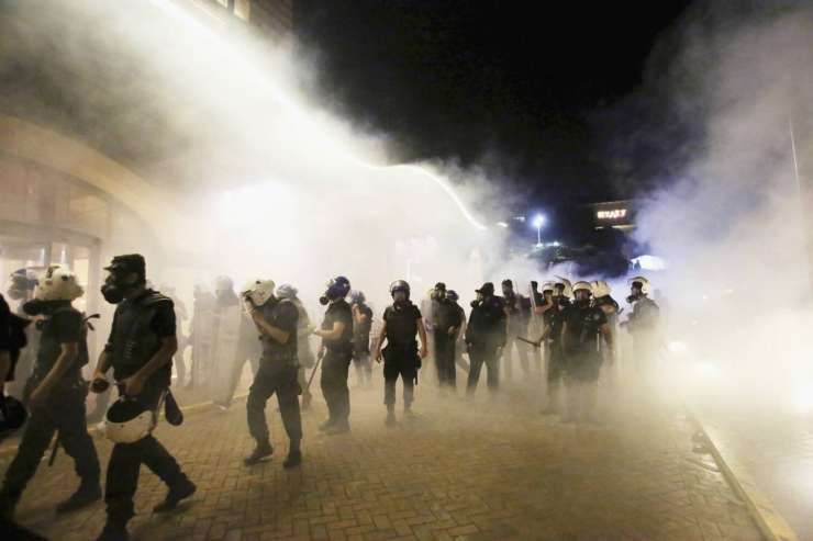 Turška policija s silo izpraznila trg Taksim in park Gezi