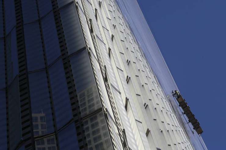 Pomivalec oken v San Franciscu preživel padec z 11. nadstropja