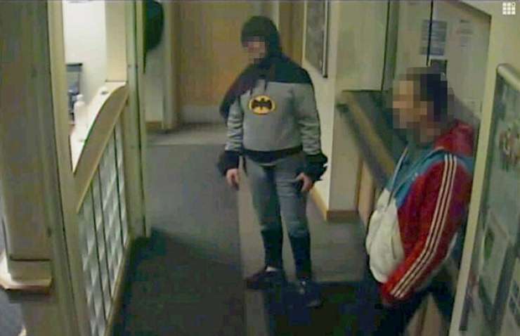 Britanski Batman, ki je policistom pripeljal zločinca, se je razkril