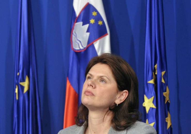 Bratuškova: Špekulacije o prošnji za pomoč iz ESM niso potrebne