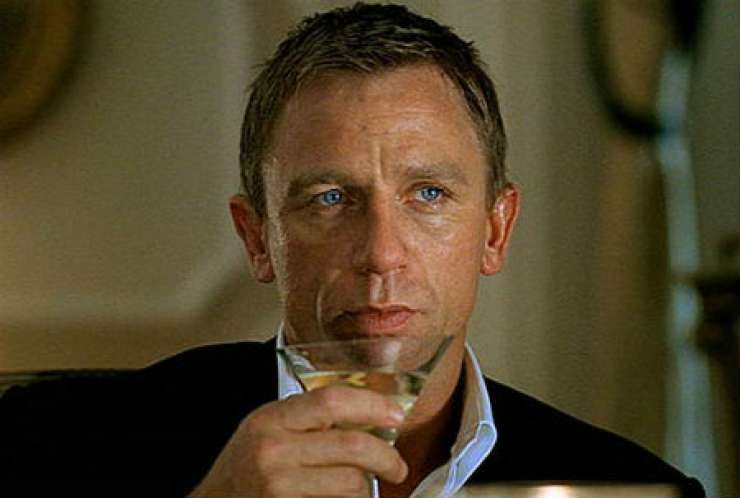 James Bond je bil alkoholik, zaradi alkoholizma so se mu tresle roke