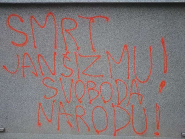Grožnja: Grafit "Smrt janšizmu! Svoboda narodu!" na sedežu SDS
