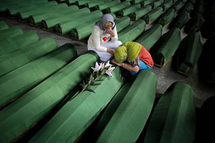 Sodišče: Nizozemska soodgovorna za smrt 300 žrtev v Srebrenici