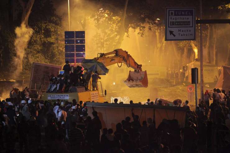 V Carigradu še ena noč spopadov protestnikov s policijo
