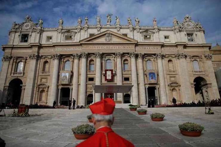 Gejevski lobi v Vatikanu: papežev zaupnik imel razmerje s švicarskim gardistom
