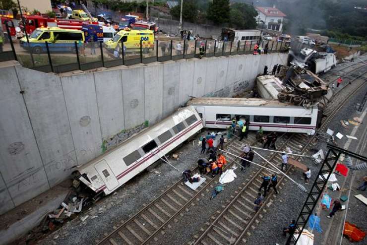 V hudi železniški nesreči v Španiji umrlo skoraj 80 ljudi