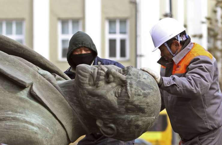 V Ulan Batorju odstranili zadnji kip »morilca« Lenina