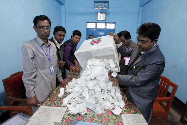 Bangladeška vladajoča stranka prepričljivo zmagala na množično bojkotiranih volitvah
