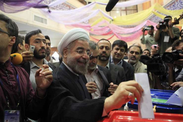 V Iranu reformist Rohani povozil konservativne tekmece