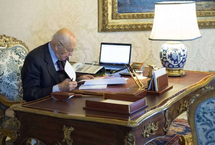 Napolitano je razpustil italijanski parlament, februarja predčasne volitve