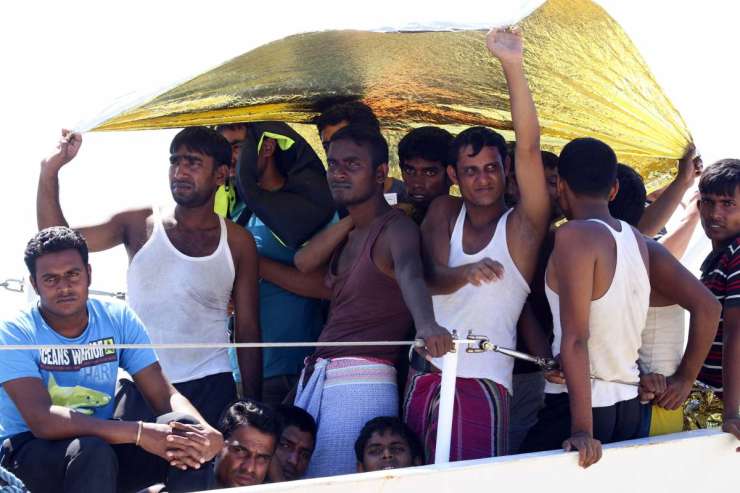 Slovenska ladja blizu Malte rešila več kot 200 migrantov