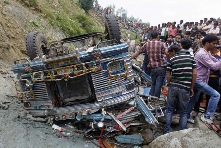 V avtobusni nesreči v Nepalu 35 mrtvih
