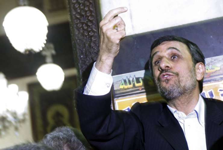 Moški proti Ahmadinedžadu v Kairu zalučal čevelj