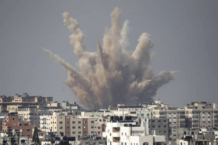 Izraelska letala obstreljujejo stolpnice v Gazi
