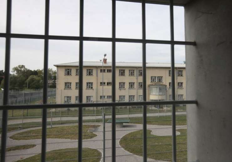 Prenatrpani zapori: Pravosodno ministrstvo težavo rešuje s pospešeno gradnjo novih in obnovo že obstoječih kapacitet