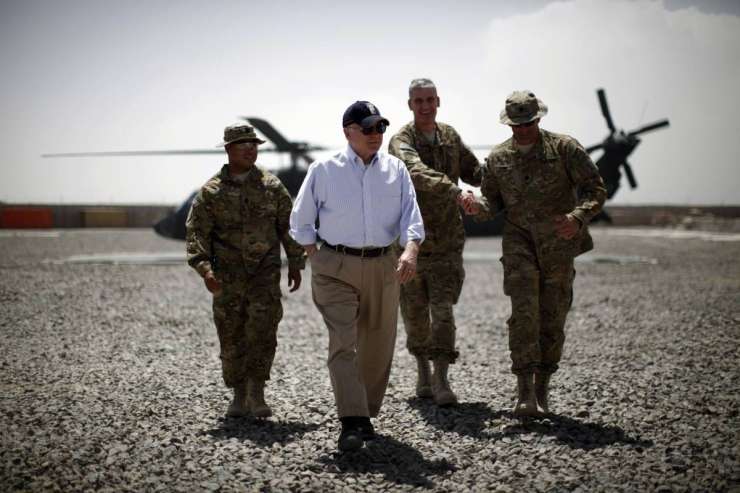 Nekdanji ameriški obrambni minister Gates v novi knjigi napada Busha, Obamo, Bidena
