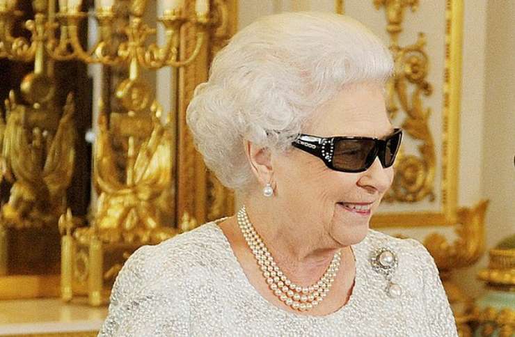 Kraljica Elizabeta II. s prvim božičnim nagovorom v tehniki 3D