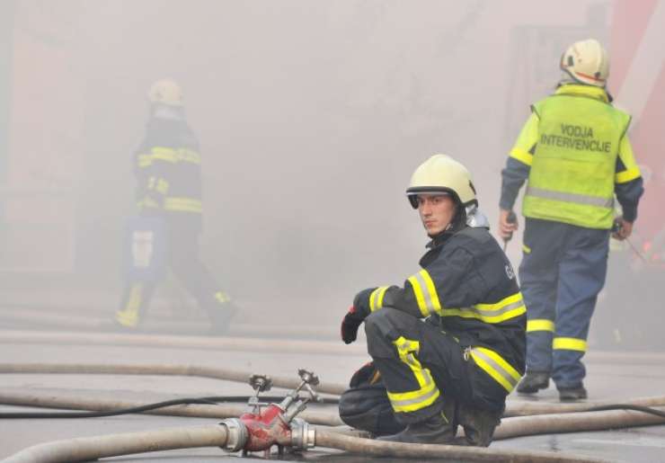 Nad Piranom se je vil oblak dima: zagorelo je v stanovanjski hiši, štiri osebe so prepeljali v bolnišnico
