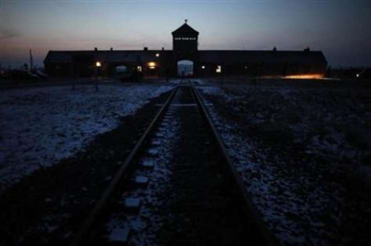 Na Poljskem za kaznovanje besedne zveze »poljska taborišča smrti«