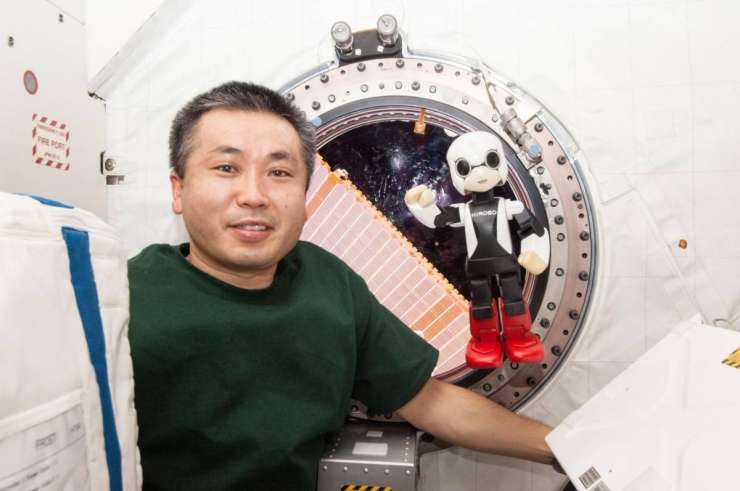 Japonski robotski astronavt v vesolju o Božičku