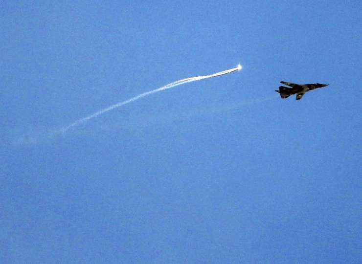 Vojaški pilot sirskega režima zavrnil ukaz in napadel lastno vojsko