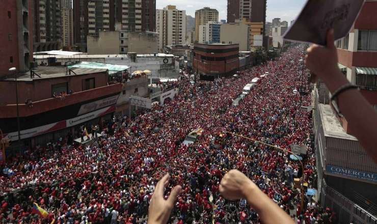 Solze za Chavezom; tisoči pospremili krsto po ulicah Caracasa