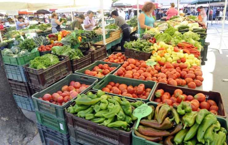V Franciji kmetje v centru mesta odvrgli 100 ton gnile zelenjave