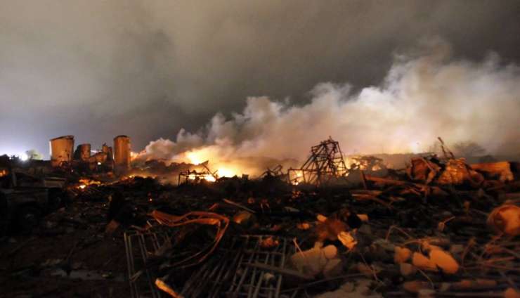 Številne žrtve v veliki eksploziji v tovarni gnojil v Teksasu