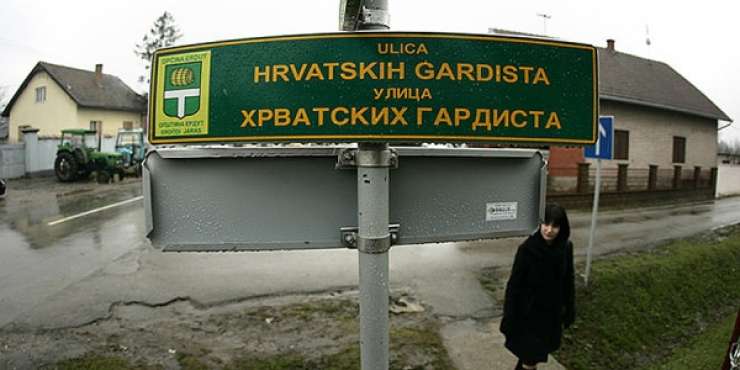 Na Hrvaškem zbrali 650.000 podpisov za referendum o cirilici