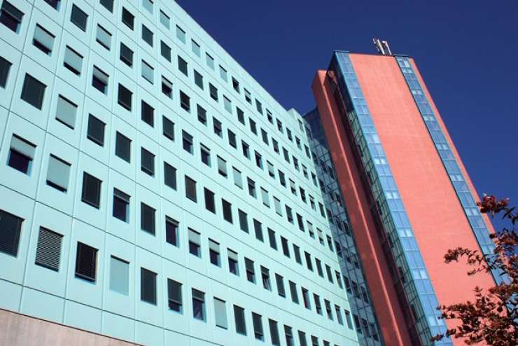 Zaposleni v šempetrski bolnišnici zaskrbljeni glede varnosti na oddelku za bolnike s koronavirusom