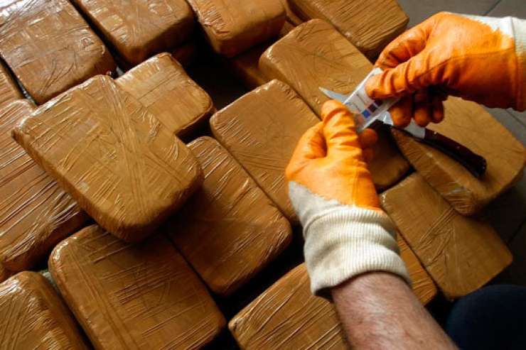 Brnik: Tanzanijci v kovčkih z dvojno steno tihotapili 11 kilogramov heroina