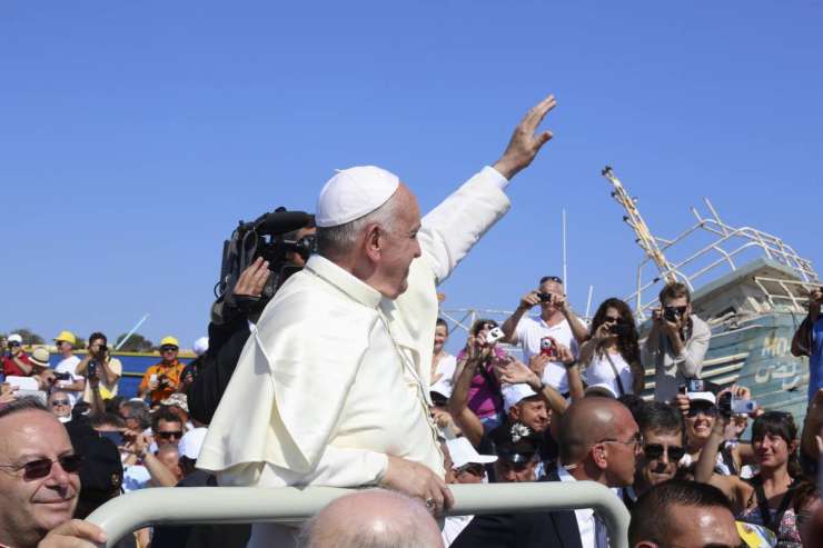 Papež na Lampedusi obsodil brezbrižnost do trpljenja priseljencev