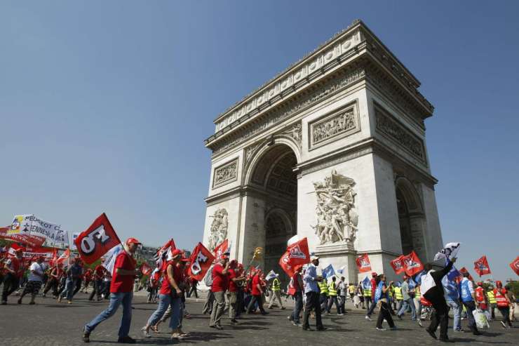 Francija drsi v novo recesijo