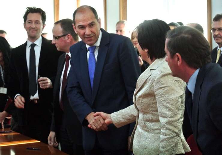 Janša sklical sestanek parlamentarnih strank o zlatem pravilu