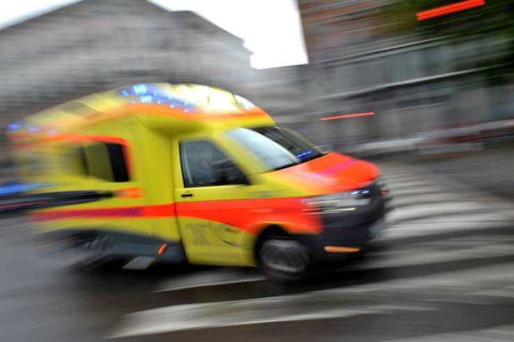 V trčenju z avtobusom v Bohinju na mestu umrl voznik osebnega vozila