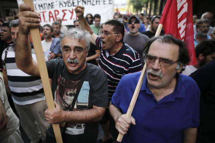 Protestniki napadli grškega ministra za zdravje
