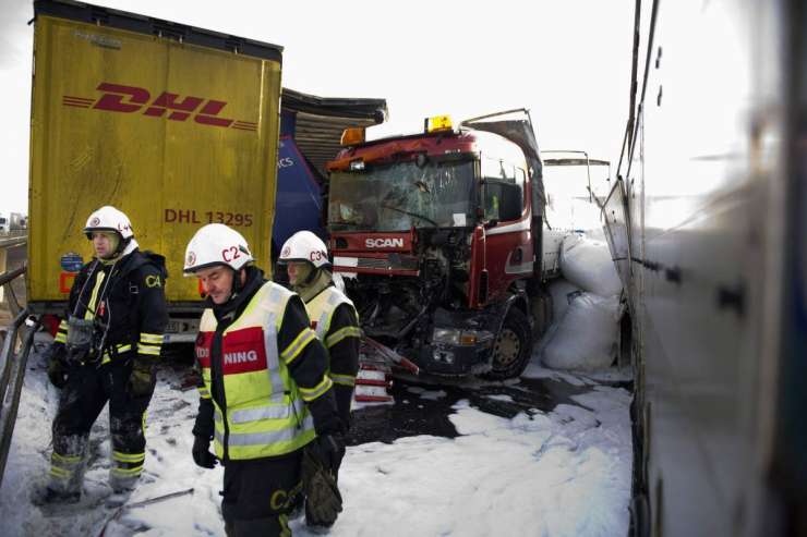 V verižnem trčenju 100 vozil na švedski avtocesti trije mrtvi